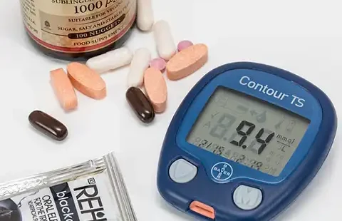 La diabetes tipo 2 está estrechamente vinculada a nuestro estilo de vida moderno: dietas ricas en azúcares, sedentarismo, estrés crónico y falta de sueño.
