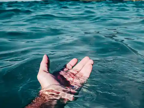 El agua de mar es un recurso natural lleno de propiedades sorprendentes que, con un uso adecuado, puede ayudar a tratar diversas afecciones e incluso mejorar nuestra salud de forma integral