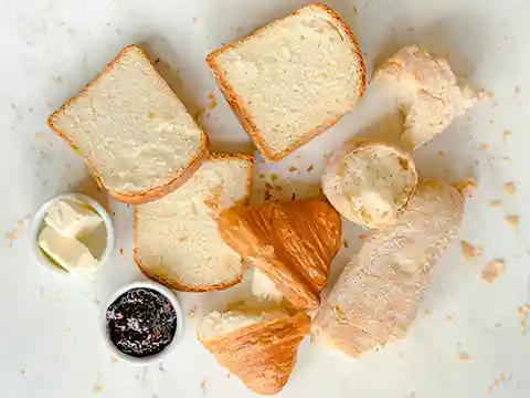 el pan que encontramos en supermercados, panaderías industriales, restaurantes e incluso en colegios y hospitales es muy diferente al pan de antaño. Este pan es un precocinado, de baja fermentación, lleno de aditivos y elaborado con trigo modificado.