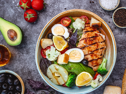 Las elecciones dietéticas, junto con patrones de estilo de vida, pueden ayudar a retrasar los efectos del envejecimiento y promover una vida más saludable.