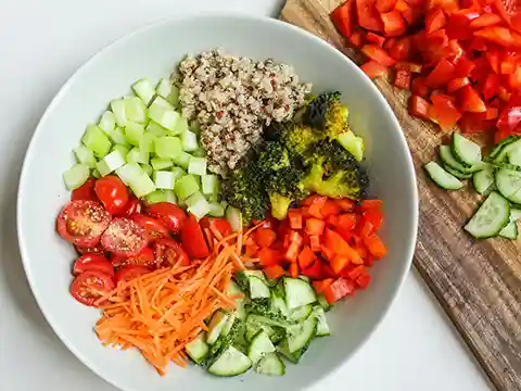 La alimentación vegetariana excluye el consumo intencionado de carne, productos cárnicos y pescado.